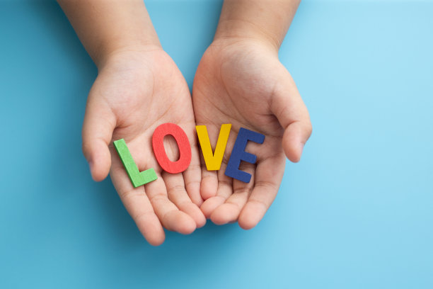 手掌哦，手展示爱的信息，爱的概念。图片下载