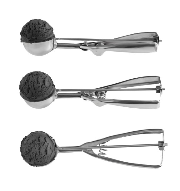 木炭冰淇淋勺勺孤立在白色背景图片下载