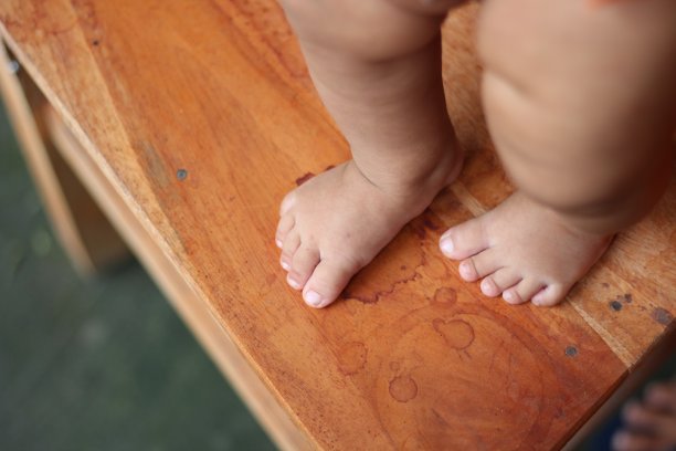 一个小婴儿有两条腿图片下载