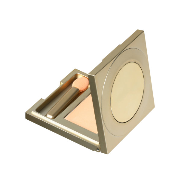 用化妆刷把方形棺材里的面粉擦干，隔离在白色上图片下载