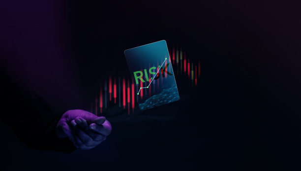 风险股票市场份额投资概念。投资者轻弹并悬浮一张风险卡。取或赔利润图片下载