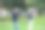 小女孩和她的爷爷正在公园里度过一个秋日。图片下载