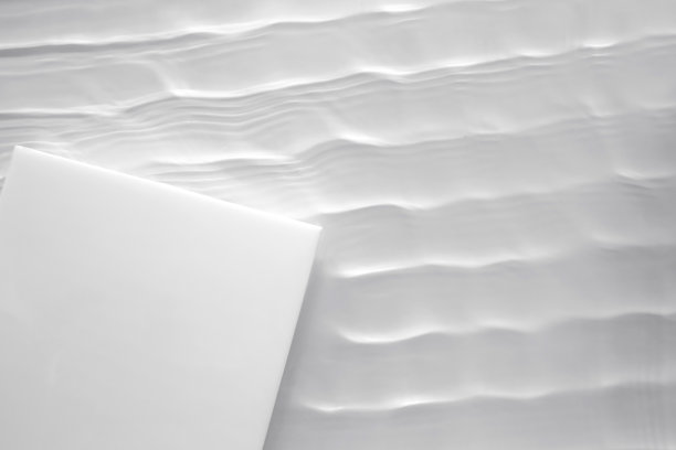 空空如也的白色广场裙台上透明清澈的水背景图片下载