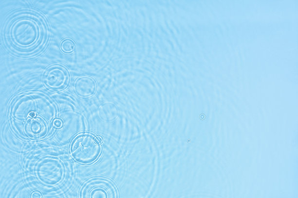 透明的蓝色，清澈平静的水面纹理图片下载