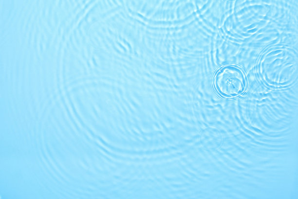 透明的蓝色，清澈平静的水面纹理图片下载