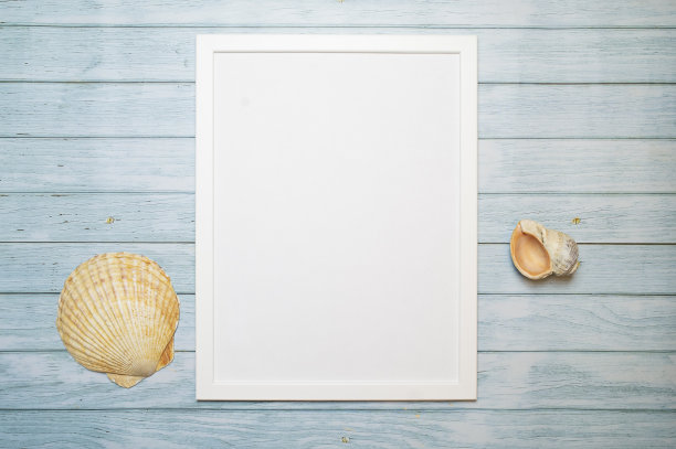白色框架和贝壳在木绿松石背景模型，复制空间，夏季海上旅行的概念图片下载