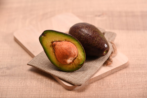 新鲜的鳄梨放在木桌上。健康水果的概念。图片下载