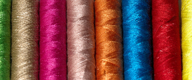 彩色线轴排成一排编织，佩顿风格的手工制作。图片下载