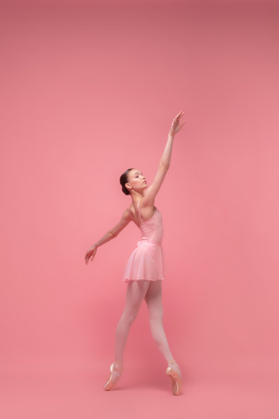 年轻美丽优雅的芭蕾舞者，芭蕾舞者舞蹈孤立在粉红色的工作室背景。艺术，运动，动作，灵活性，灵感概念。图片下载