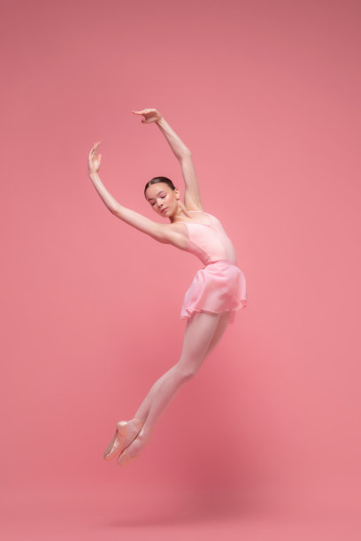 年轻美丽优雅的芭蕾舞者，芭蕾舞者舞蹈孤立在粉红色的工作室背景。艺术，运动，动作，灵活性，灵感概念。图片下载
