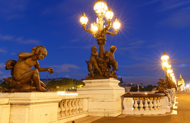 亚历山大三世大桥是俄国沙皇亚历山大三世赠送给法国的，以纪念法俄同盟。巴黎。法国。图片下载