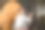 一个成熟男子的肖像，一个在酒窖里用木桶品尝葡萄酒的专家图片下载