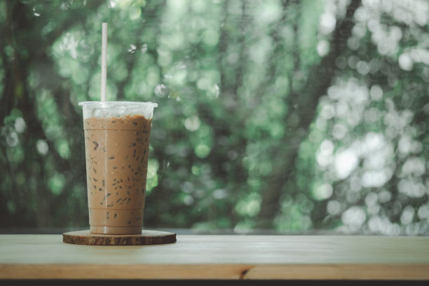 泰国冰咖啡与碎冰与自然的背景。泰国当地的咖啡图片下载