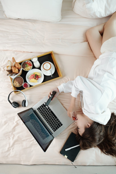 有智能手机的懒女人图片下载