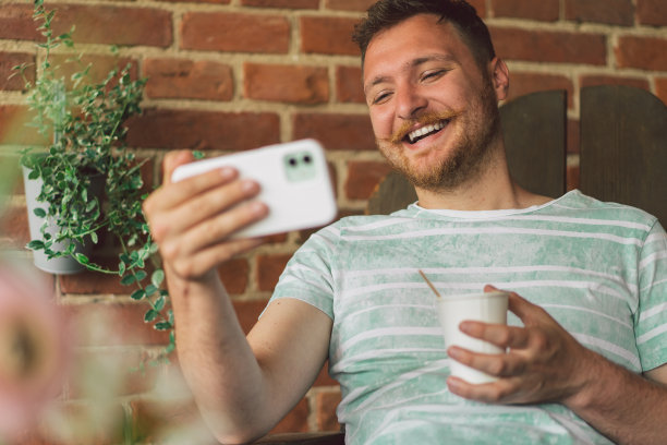 有趣的年轻人笑了，并通过视频电话交谈图片下载