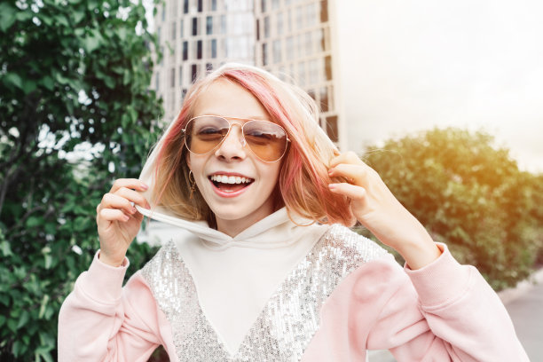 一个快乐的笑着的少女的肖像。图片下载