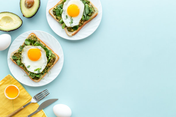 早餐，鳄梨吐司和煎蛋，俯视图图片下载