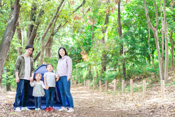 家庭在森林里露营图片下载