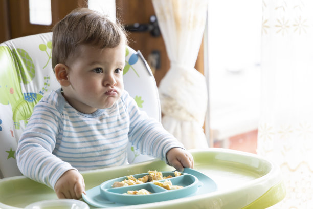 可爱的小婴儿在吃早餐图片下载