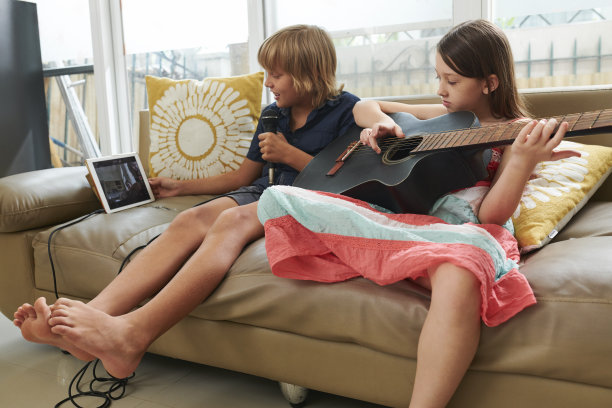 孩子们拍摄自己唱歌图片下载