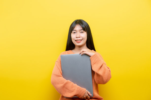 全身尺寸的照片，欢快正面可爱漂亮迷人的博主浏览她的笔记本电脑图片下载