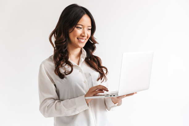 微笑的年轻亚洲女商人站着图片下载