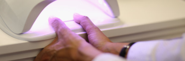 女人在紫外线灯中干燥凝胶图片下载