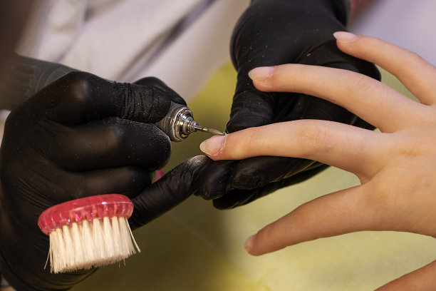 综合美甲的阶段。用钉钻矫正虫胶涂层图片下载