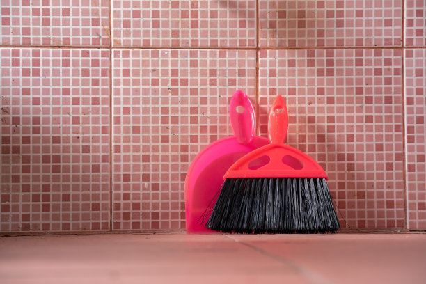 粉红色的扫帚和簸箕图片下载