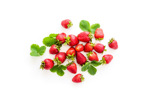 成熟的红草莓带着绿叶。俯视图图片下载