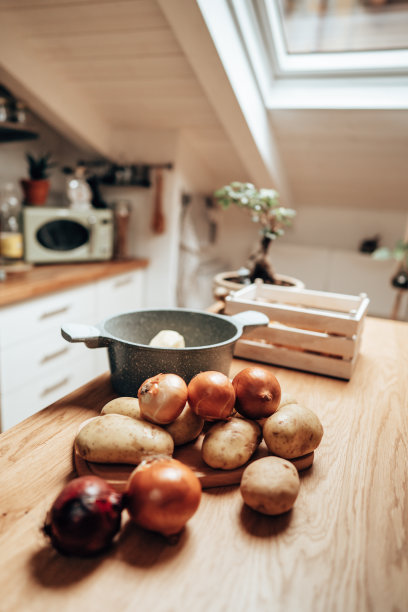 把生大蒜混合放在砧板上图片下载