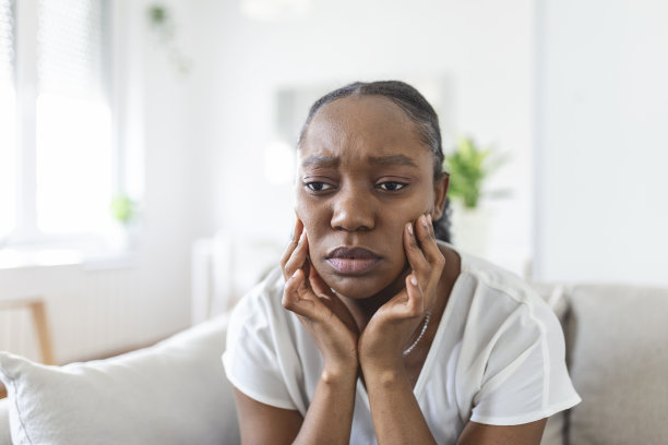 一幅非裔美国妇女在家里忍受牙痛的肖像。保健、牙齿保健和问题概念。库存图片图片下载