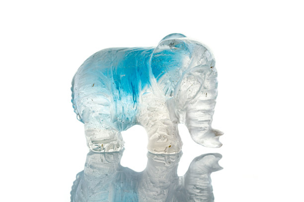 白色背景下美丽的黄水晶大象雕像图片下载