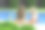 女性的友谊。快乐的女孩们在泳池边吃早餐。夏季的背景。图片下载