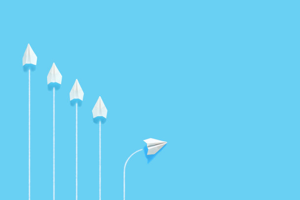 只有一架纸飞机改变了航向。图片下载