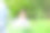 在花园里照料花朵的年轻女子图片下载