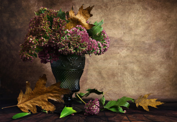 粉红色的秋天花束与干燥的橡树叶图片下载