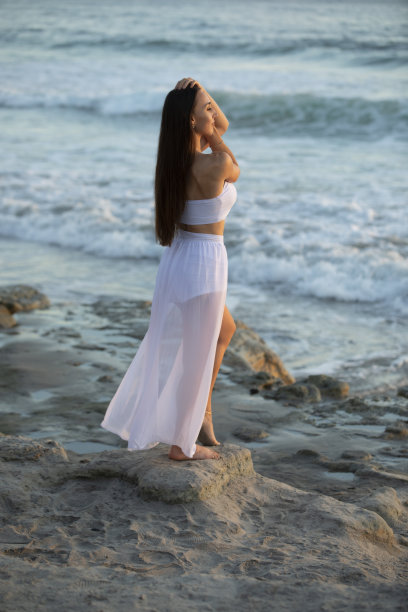 美丽的黑发女孩长头发在日落股票照片白色连衣裙图片下载