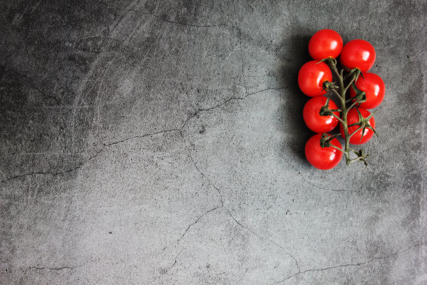 深色的食物背景和新鲜的樱桃番茄。俯视图与空间复制。高质量的照片图片下载