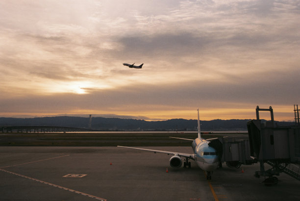美丽的日出在机场与电影图片下载