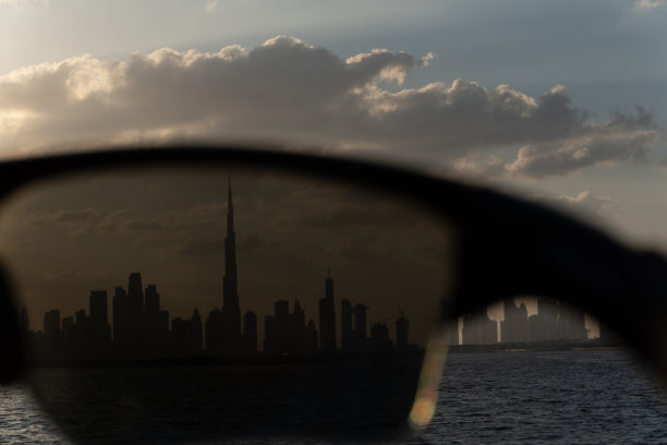 透过太阳镜看到的迪拜壮丽轮廓，阿联酋图片下载