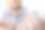 一名男子用指甲锉修剪他手上的指甲。特写镜头。有选择性的重点。图片下载
