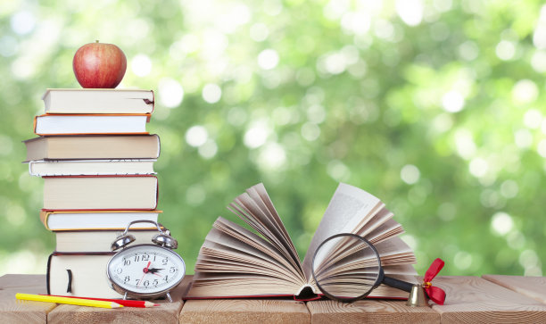 教育背景与书籍，苹果和手表在大自然中图片下载