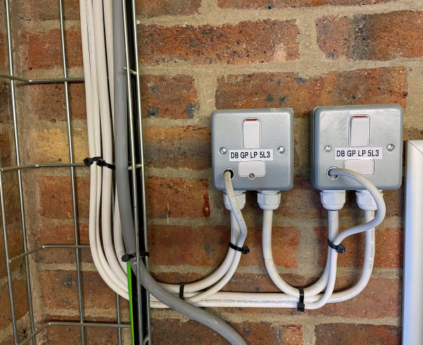 电力开关，布线和电缆桥架图片下载