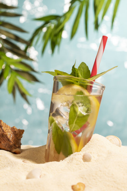 在海滩上喝着冷饮图片下载