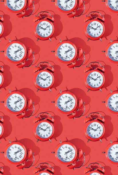 红色背景上的红色闹钟无缝图案图片下载