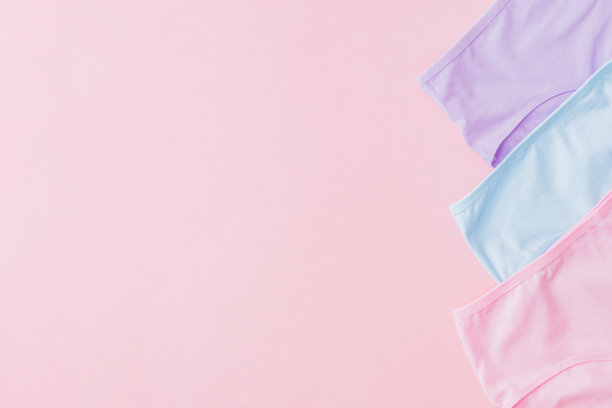 平躺设置不同颜色的女性内裤在粉红色的背景。俯视图广告和购物概念图片下载