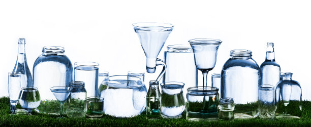 水中的玻璃物品图片下载