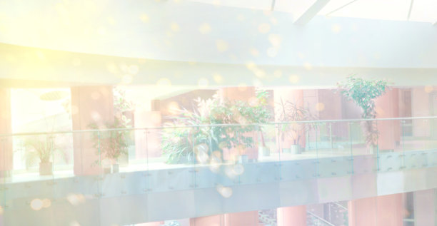 抽象背景的现代办公室从内部照射进来的阳光。模糊的，为了你的设计。图片下载