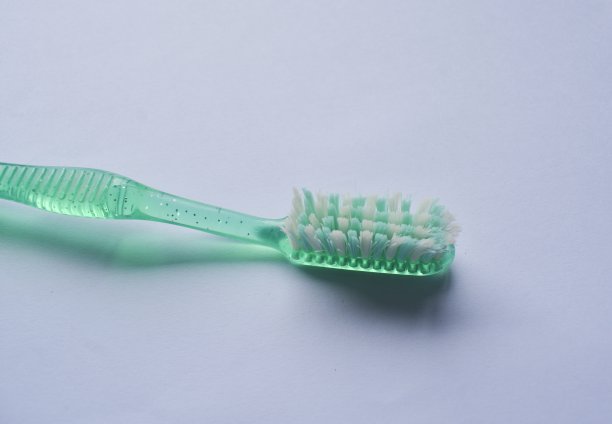 牙刷在白色的背景图片下载